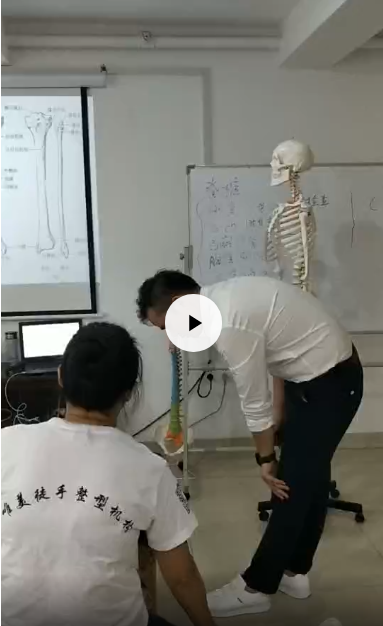 唯美徒手整形培训老师给学员讲解人体骨格结构