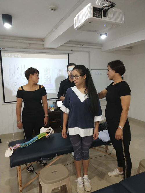 唯美徒手整形左院长给同学们讲解盆骨闭合理论基础知识
