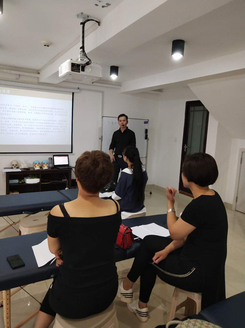 唯美徒手整形左院长给同学们讲解盆骨闭合理论基础知识