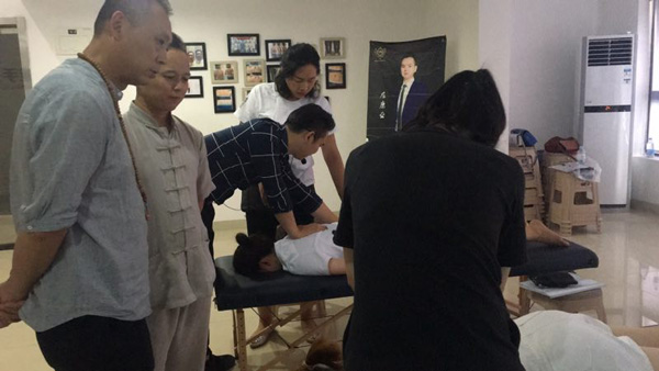 徒手整形术重庆唯美告诉你骨盆变形的危害有哪些? 1、骨盆变形容易导至脊椎弯曲,压迫神经,使肌肉、关节和脏器发生功能障碍。许多人烦恼的腰痛、肩酸以及其他内脏疾病,其根本原因就是盆腔变形。 2、骨盆变形会使下半身的血液循环以及新陈代谢变差,这时下半身很容易积累赘肉,腹部松弛,臀部变大。 3、骨盆变形可造成下腹部两侧的肌肉不平衡,使一侧下腹部明显突出,这种突出是任何节食、运动都无法恢复的。 徒手整形术重庆唯美告诉你骨盆变形的危害有哪些? 如需了解有关徒手整形术唯美徒手整形咨询!欢迎来电咨询!