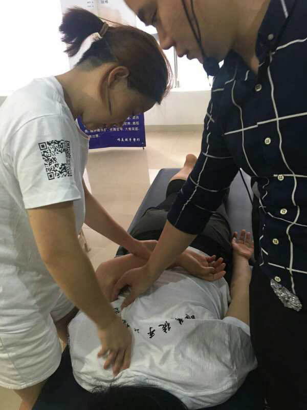 徒手整形培训重庆唯美带你了解什么是徒手整形,当代徒手整形结合了很多现代科学技术与原理,相当于武术与综合格斗术的区别,后来者有很多的科学训练。 徒手整形在亚洲范围内还是非常流行的,尤其是日韩与东南亚,而日本在最初唐朝的时候就学会了徒手整形,一直到现在日本出现了整骨、小颜术等技术,原理相同,手法与理念不同,无论什么手法,其内在的核心还是一样的,俗话说:法无定法,万法归宗。 现在国内也好,亚洲也好,很多从业者都说自己是首创、是发明者、是首家、是起源等。这个话本身就经不起推敲,当然中国文字博大精深,一定这么说最后也都能说圆,我觉得这个自己去判断,毕竟任何一个行业都需要做适当的广告。 如果看过一些书的朋友,或者对中医及历史感兴趣的人,就能知道徒手整形很早很早很早很早就有,只能说有些从业者做的早些,有些从业者做的晚些,仅此而已。更有甚者是挂一个什么博士、教授、大师,徒手整形属于美业项目不存在任何博士、教授、大师等称号,这是个笑话(哗众取宠),没有哪家学院学校去设立过这个。那么从业者的区别是什么呢,区别仅仅是谁的手法好些、服务好些等。 因为徒手整形是新型行业,所以以上说的炒作现象很多,但是所有行业都有一个慢慢规范的过程,也该有一个过程,我要告诉大家的是,徒手整形不是万能的,也没有什么是万能的、想要怎么调整就怎么调整!它是要遵循一定骨骼、肌肉等很多因素的。人是一个复杂的构成,就像世界上面没有同一片树叶一样,人亦如此。